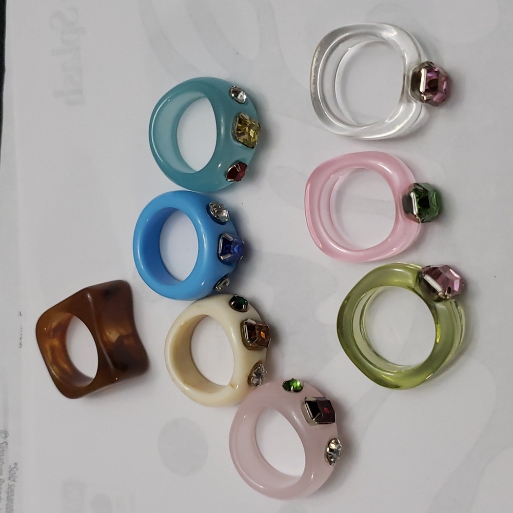 8 Plastic Costume Rings - Picture 8 of 10